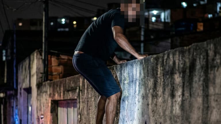 Marido chega embriagado, agride mulher, quebra celular e foge da PM pulando muros em Brasilândia