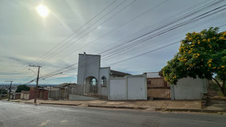 Nem a igreja escapou! Ladrão arromba sala da Igreja Sagrada Família e furta fiação elétrica em João Pinheiro