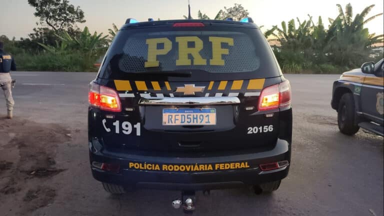 Homem passa a mão e beija mulher à força dentro de ônibus na BR-040 e acaba preso pela PRF em Três Marias