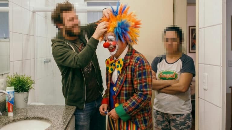 Mulher diz ter flagrado marido "descabelando o palhaço" no banheiro e briga acaba na delegacia