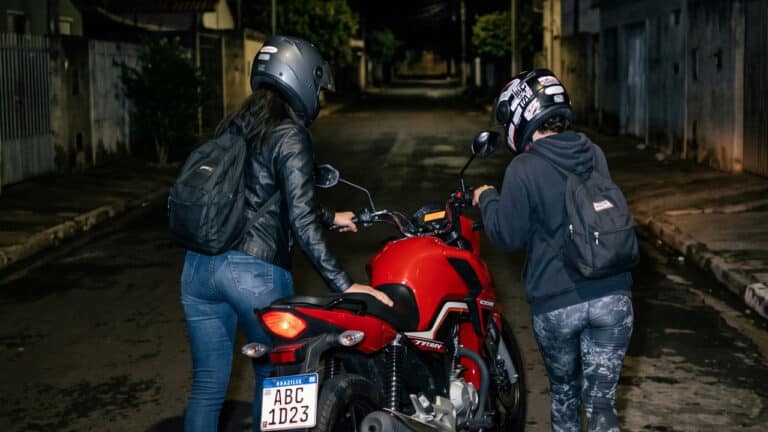 Trio chama pelo morador, leva moto Honda CG 160 e foge empurrando o veículo em João Pinheiro 