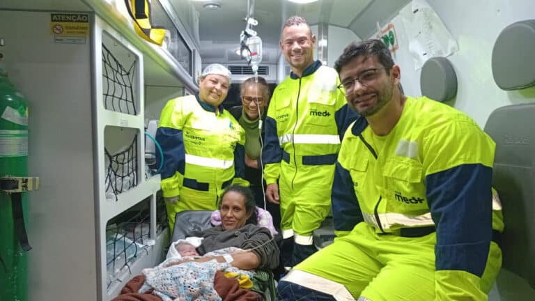 Avó faz parto da neta em casa na zona rural de Três Marias e Via Cristais socorre mãe e bebê na BR-040
