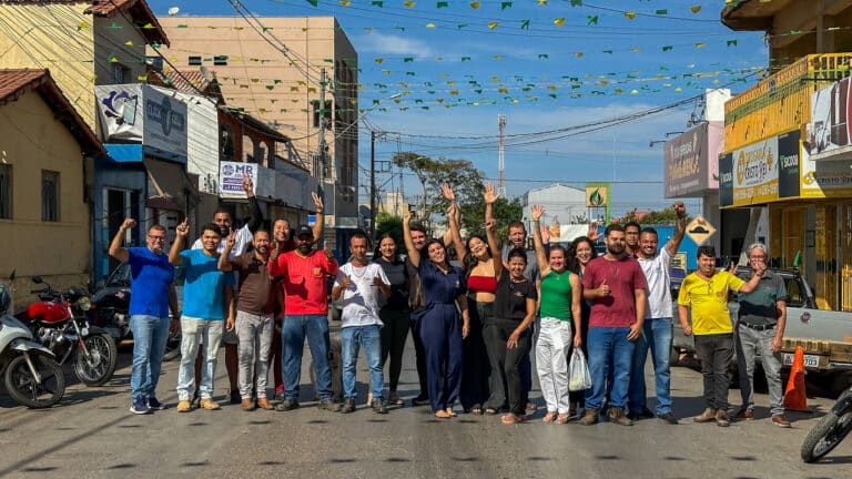 É Brasil na veia! Comerciantes dão show de união e deixam a Astolfo Moreira verde e amarelo em João Pinheiro
