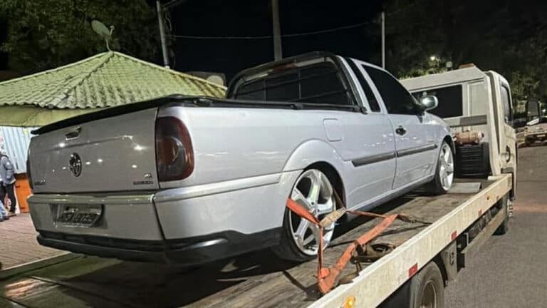 Saveiro lotada de som barulhento é apreendida após tirar o sossego de moradores no Centro de João Pinheiro