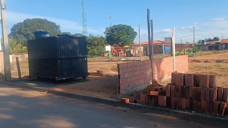 Fiscais flagram trailer com obra irregular e fazendo "gato" de energia no parquinho da Olaria em João Pinheiro