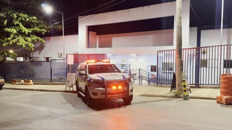 Mulher condenada por agredir e roubar idoso é reconhecida por policiais e presa dentro da UPA de João Pinheiro
