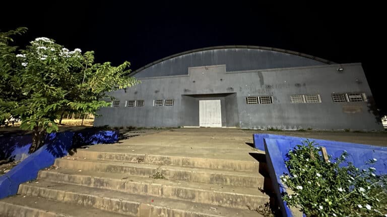 Partida de futsal termina com jogador de 19 anos esfaqueado por árbitro adolescente em João Pinheiro