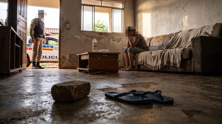 Mãe é agredida com pedradas e "voadora" após mandar filho ir trabalhar em João Pinheiro