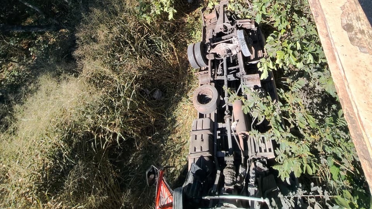 Motorista de carreta prancha perde controle, cai de ponte e fica preso às ferragens na BR-040, em João Pinheiro