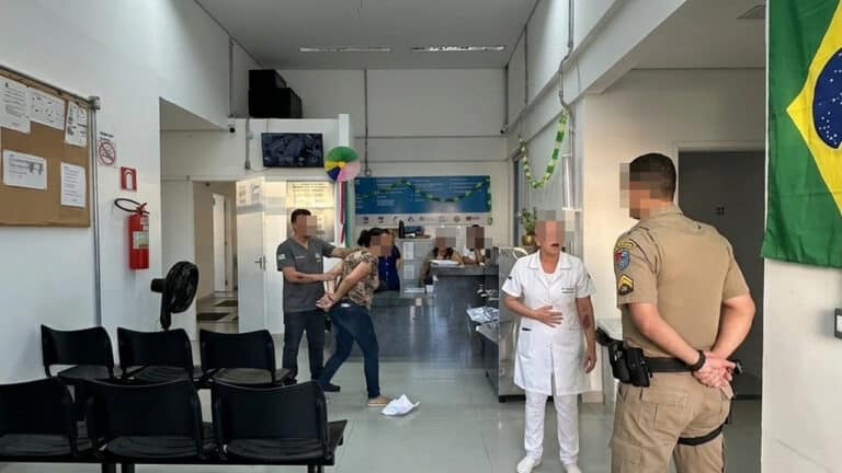 Mulher com deficiência auditiva agride enfermeira e servidor com socos e tapas em posto de saúde de João Pinheiro
