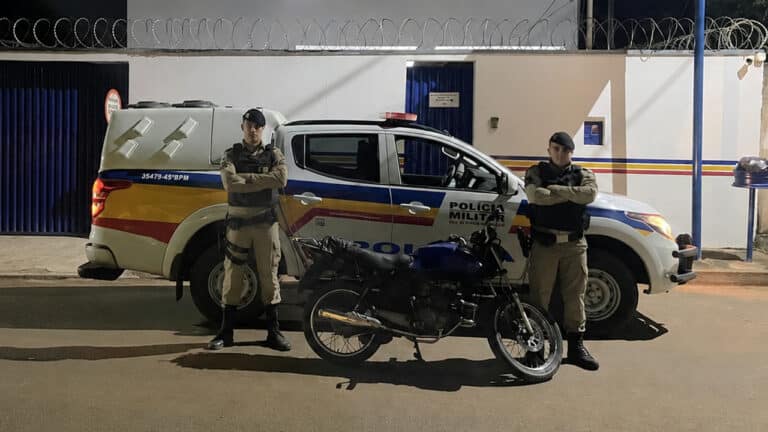 Jovem "grauzeiro" se desespera ao ver a Polícia, deixa moto pra trás e foge a pé em João Pinheiro