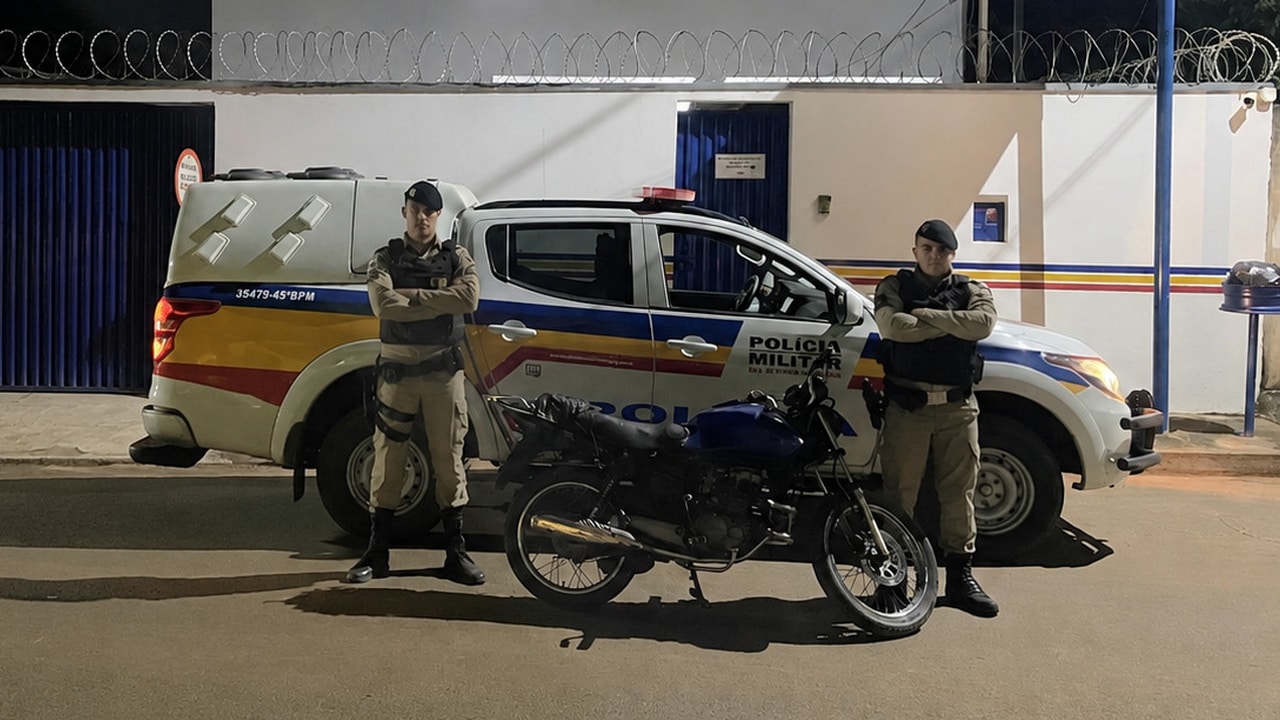 Jovem "grauzeiro" se desespera ao ver a Polícia, deixa moto pra trás e foge a pé em João Pinheiro