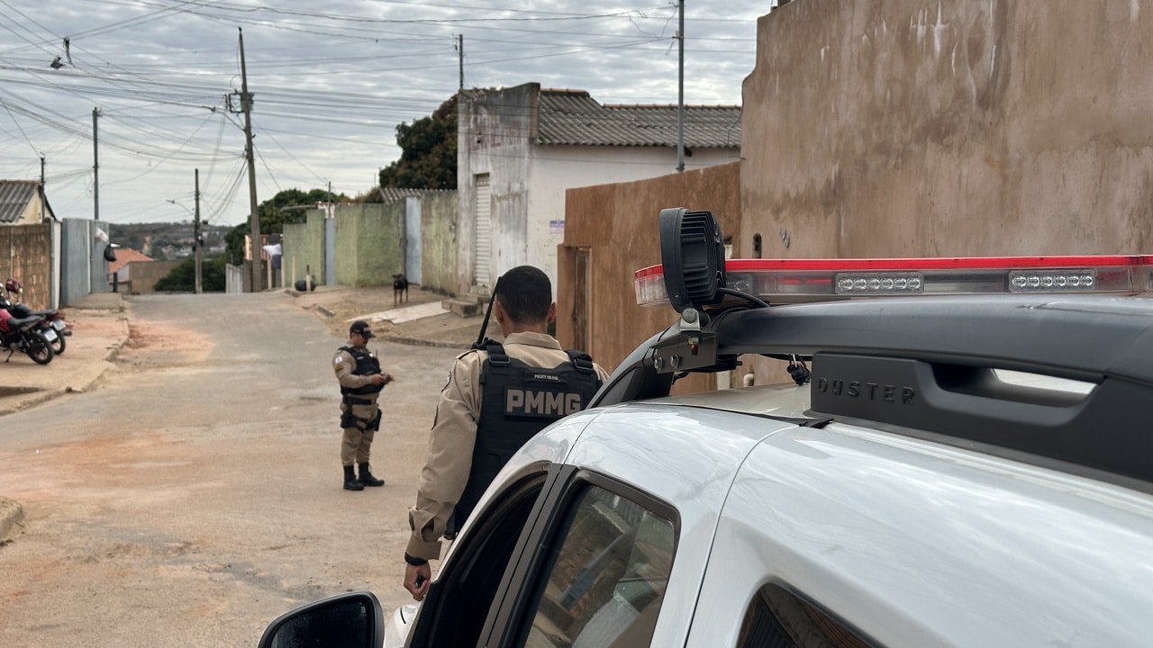 Troca de tiros com pelo menos quinze disparos deixa dois homens baleados no Bairro Cais, em João Pinheiro