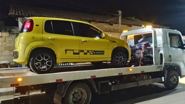 Carro aberto parado em frente a oficina em horário estranho chama atenção da PM e revela roubo em João Pinheiro