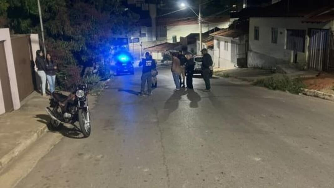 Homem é assassinado com tiro no olho e nas costas dentro de lote vago no Bairro Água Limpa, em João Pinheiro