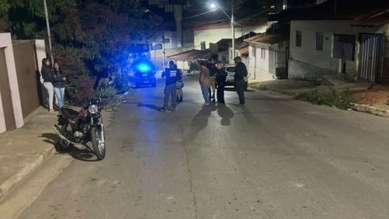 Homem é assassinado com tiro no olho e nas costas dentro de lote vago no Bairro Água Limpa, em João Pinheiro