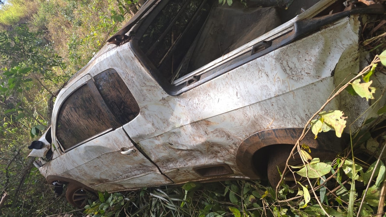 Um milagre! Motorista de 30 anos sobrevive após carro despencar ribanceira de quase 200 metros na MGC-354