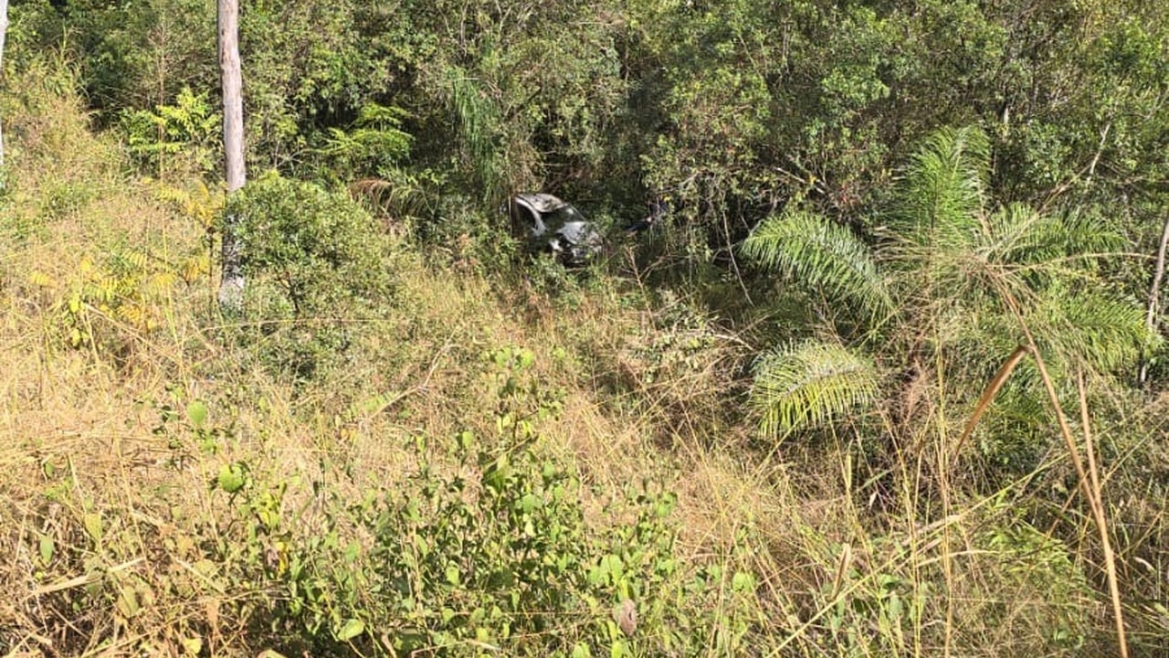 Um milagre! Motorista de 30 anos sobrevive após carro despencar ribanceira de quase 200 metros na MGC-354