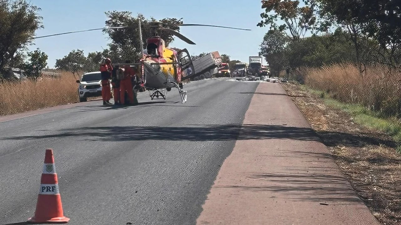 Motorista morre preso às ferragens após batida de frente entre duas carretas na BR-365 em Buritizeiro