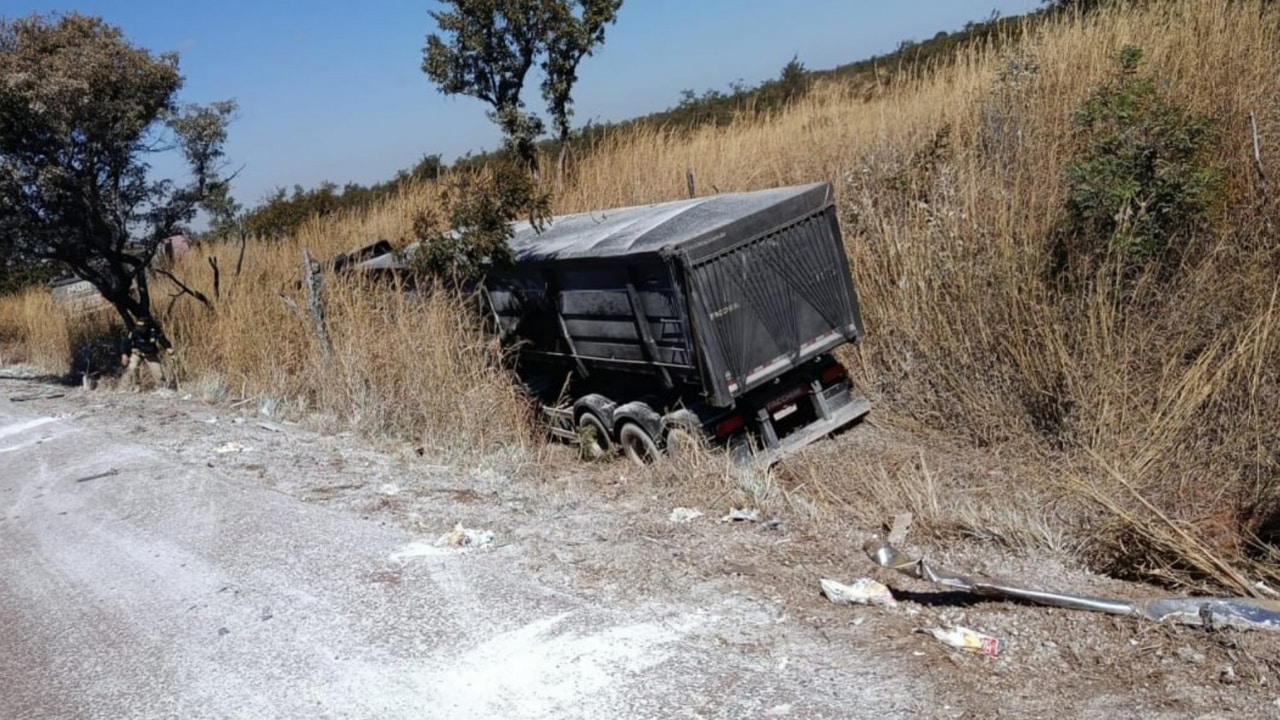 Motorista morre preso às ferragens após batida de frente entre duas carretas na BR-365 em Buritizeiro