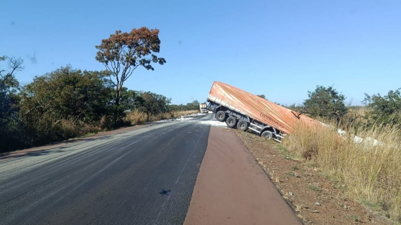 Motorista morre preso às ferragens após batida de frente entre duas carretas na BR-365 em Buritizeiro