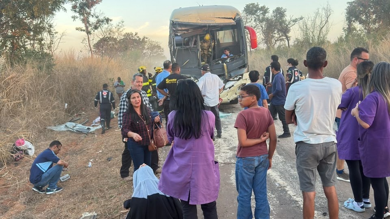 Ônibus bate na traseira de carreta e motorista fica preso às ferragens na MG-410 próximo ao trevo com a BR-040