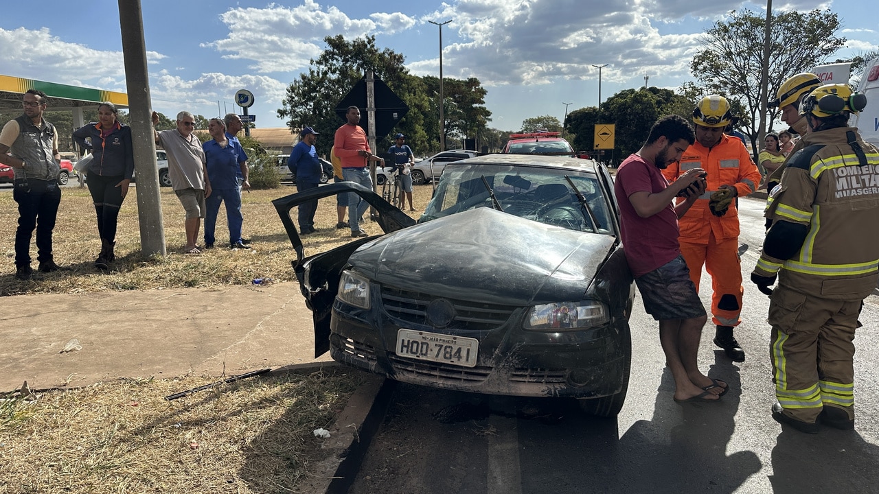 Por pouco! Três crianças escapam ilesas e mulher fica presa às ferragens em acidente na BR-040 em João Pinheiro