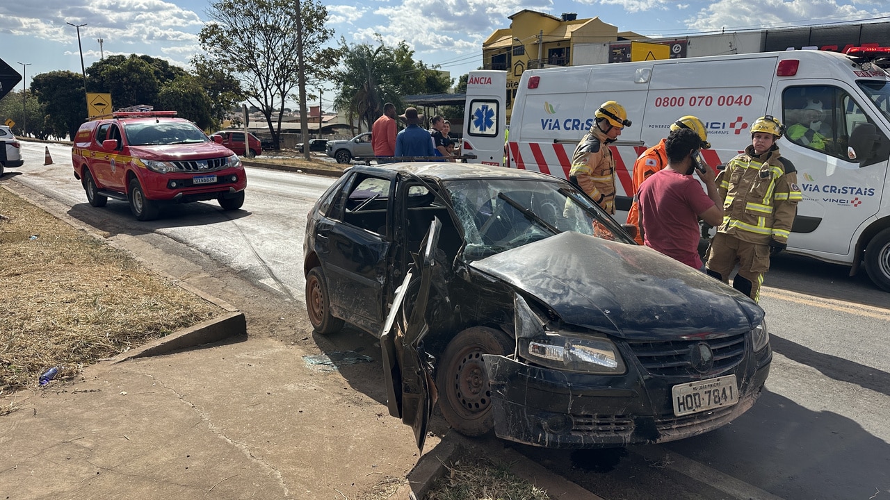 Por pouco! Três crianças escapam ilesas e mulher fica presa às ferragens em acidente na BR-040 em João Pinheiro