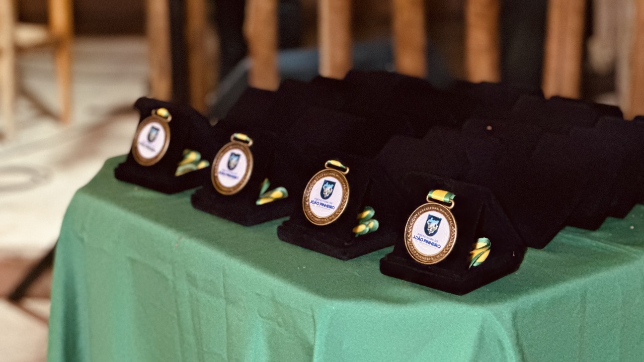 Uma vida inteira servindo! Servidores aposentados da Prefeitura recebem medalhas e homenagem em João Pinheiro