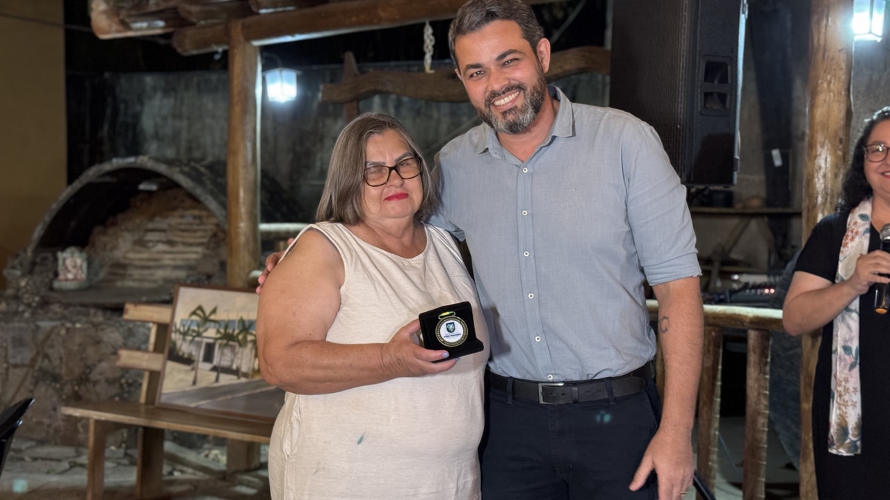 Uma vida inteira servindo! Servidores aposentados da Prefeitura recebem medalhas e homenagem em João Pinheiro