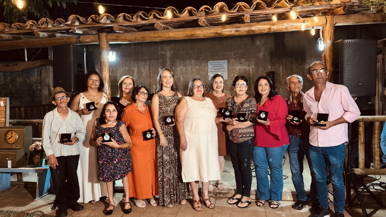 Uma vida inteira servindo! Servidores aposentados da Prefeitura recebem medalhas e homenagem em João Pinheiro