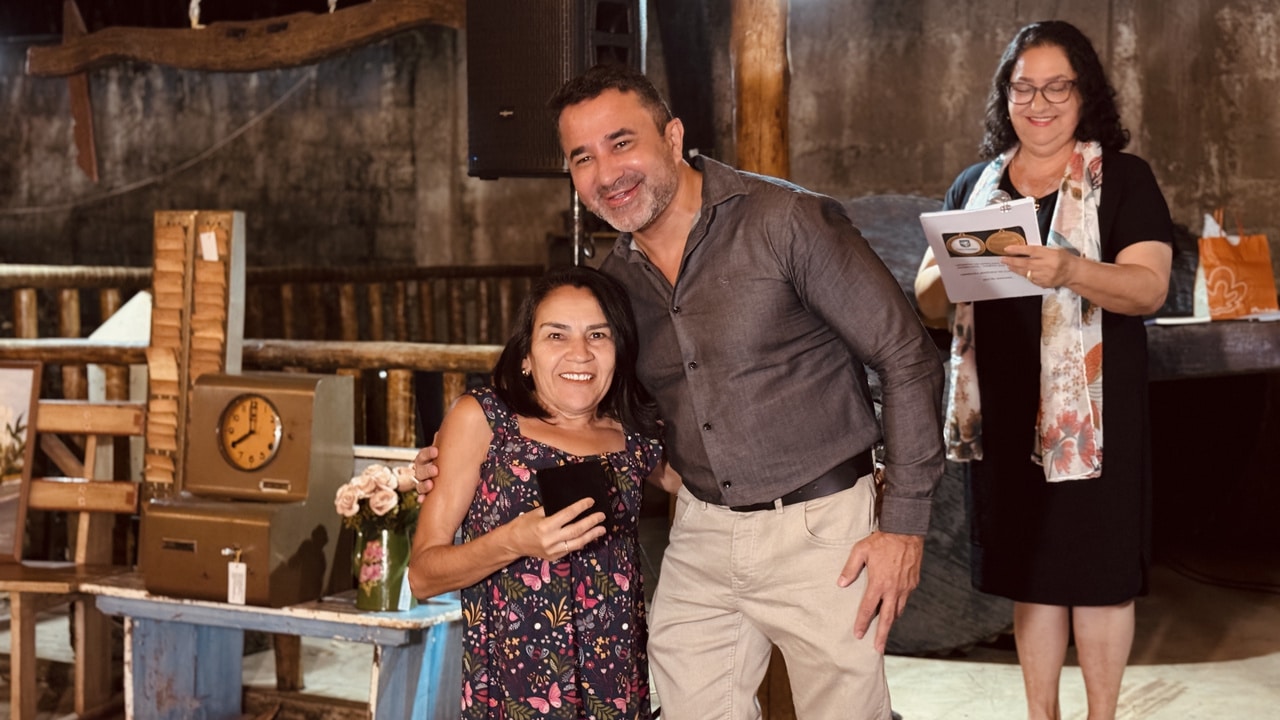 Uma vida inteira servindo! Servidores aposentados da Prefeitura recebem medalhas e homenagem em João Pinheiro