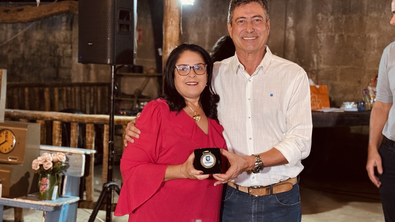 Uma vida inteira servindo! Servidores aposentados da Prefeitura recebem medalhas e homenagem em João Pinheiro