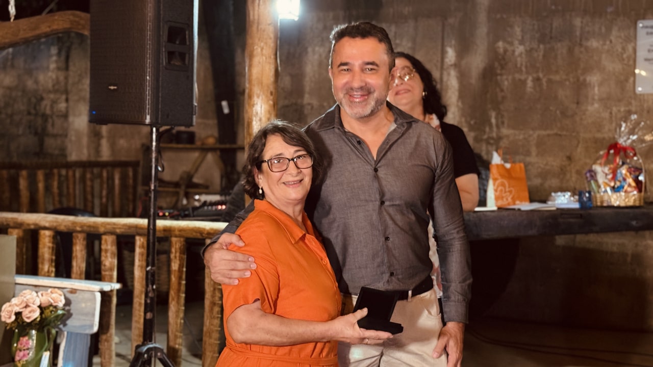Uma vida inteira servindo! Servidores aposentados da Prefeitura recebem medalhas e homenagem em João Pinheiro