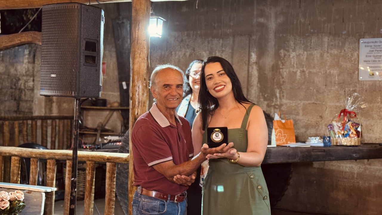 Uma vida inteira servindo! Servidores aposentados da Prefeitura recebem medalhas e homenagem em João Pinheiro