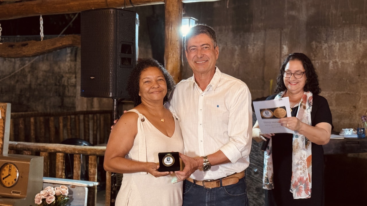 Uma vida inteira servindo! Servidores aposentados da Prefeitura recebem medalhas e homenagem em João Pinheiro
