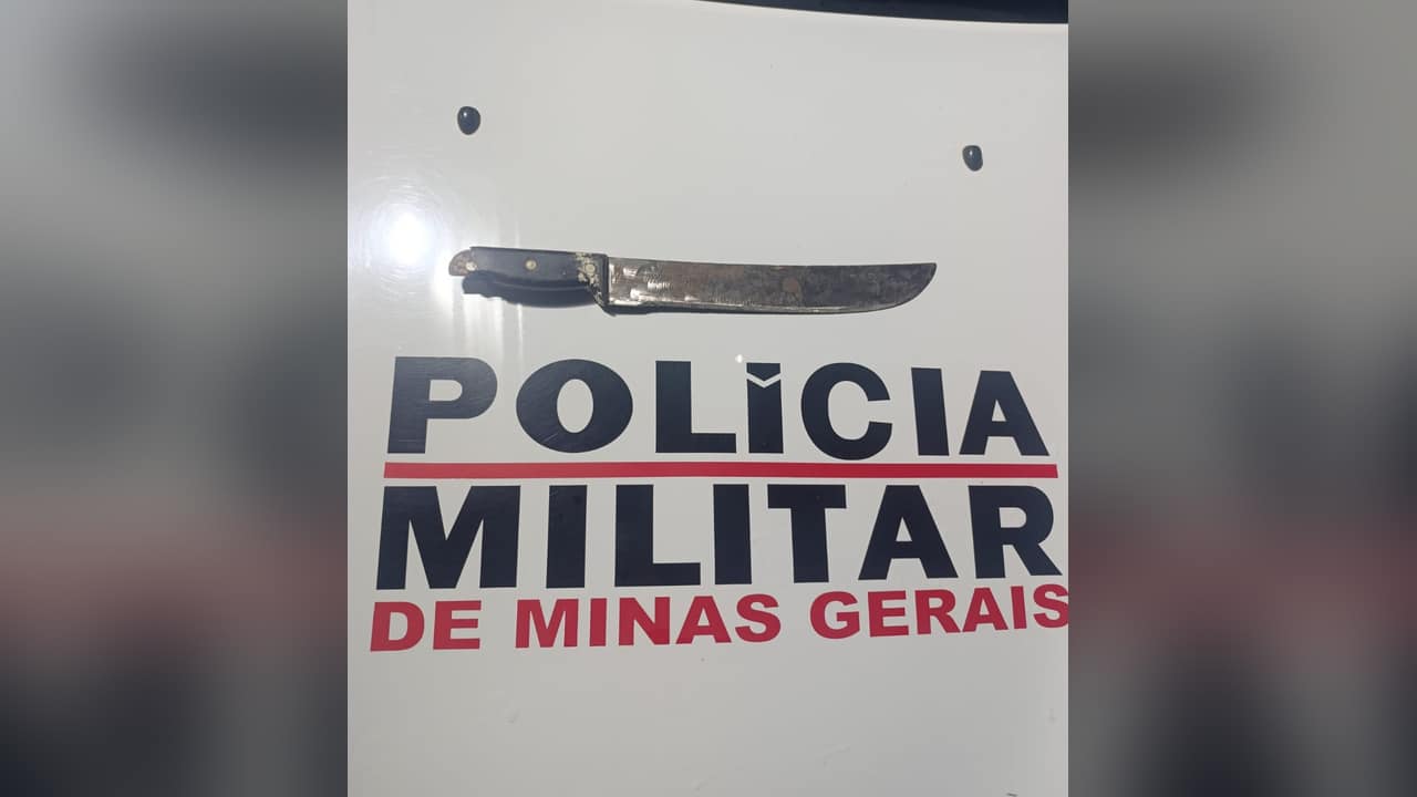 Cliente bêbado não deixa dono fechar o bar, pega facão e acaba preso com filho dormindo no carro em João Pinheiro