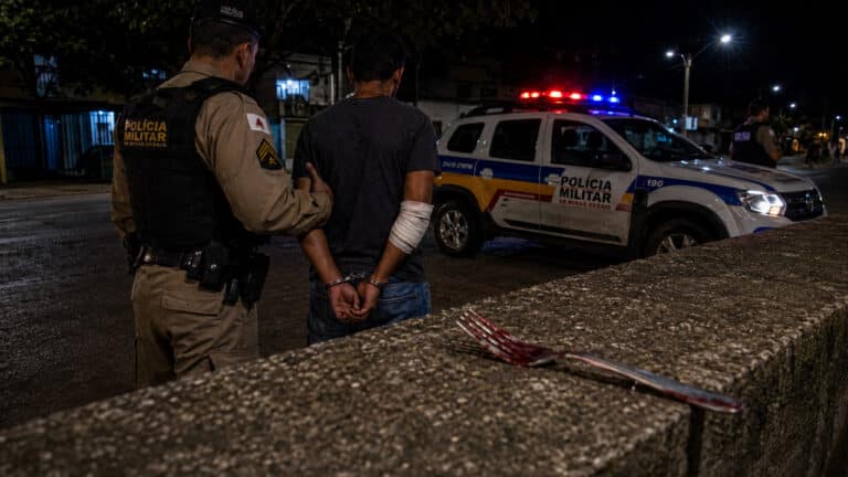 Após discussão, mulher alega legítima defesa e dá garfada no braço do ex que acaba preso em João Pinheiro