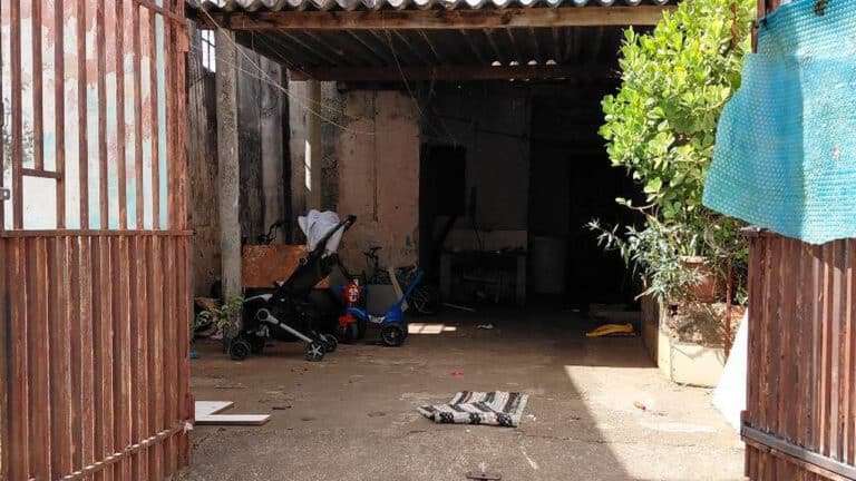 Bebê de 9 meses é achada no chão em meio a fezes e mãe é presa por abandono em Patos de Minas