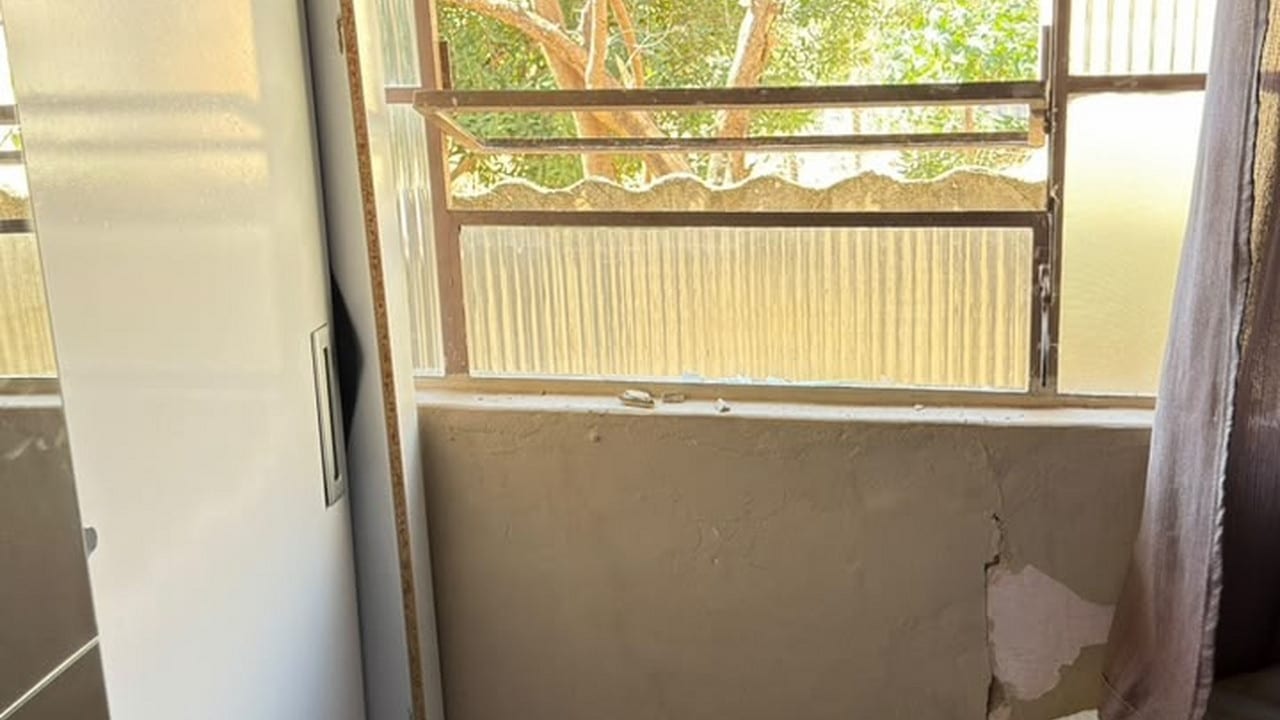 Homem com saco de mexericas pergunta se casa está vazia e imóvel é arrombado e furtado logo depois em João Pinheiro