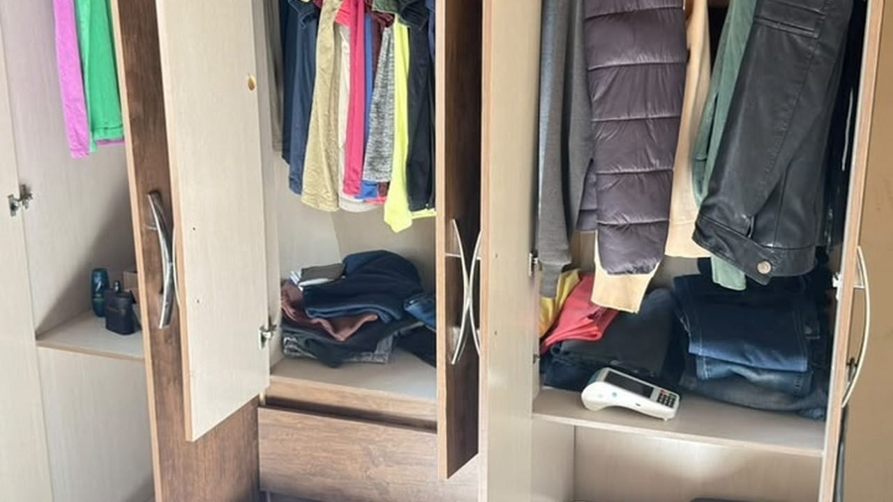 Homem com saco de mexericas pergunta se casa está vazia e imóvel é arrombado e furtado logo depois em João Pinheiro
