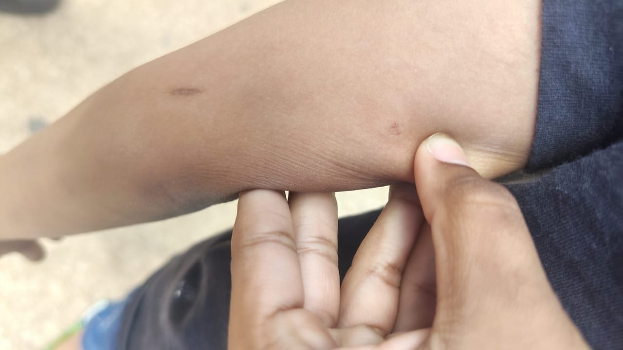 Mulher é presa por agredir criança que teria se desentendido com o filho em escola de João Pinheiro
