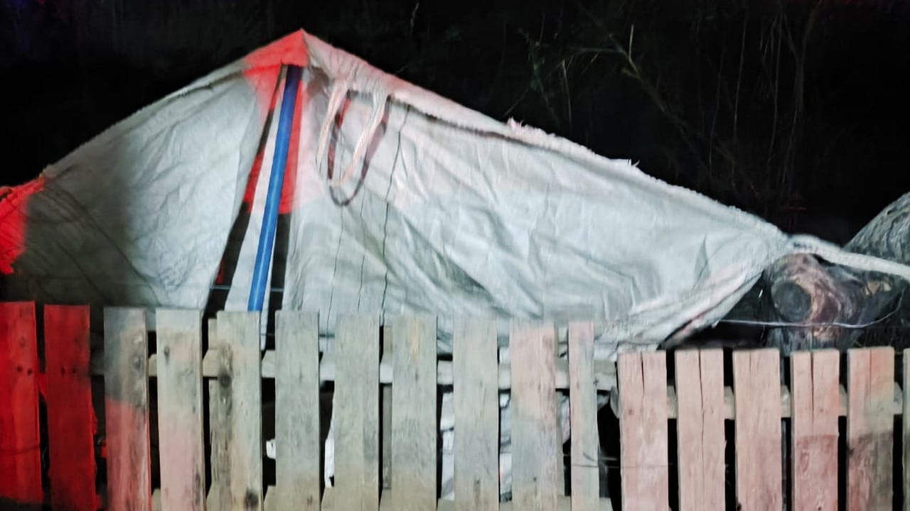 Homem é baleado 9 vezes por atirador encapuzado ao sair do banheiro em forró de Brasilândia de Minas
