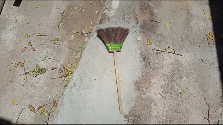 Jovem é preso após agredir padrasto de 62 anos com cabo de vassoura e socos no rosto em João Pinheiro