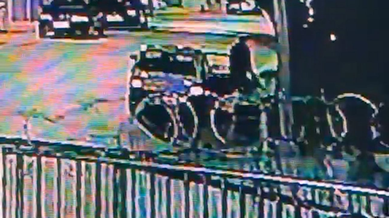 Vídeo mostra jovem ferido sendo arrastado e levado no próprio carro por dois homens em João Pinheiro