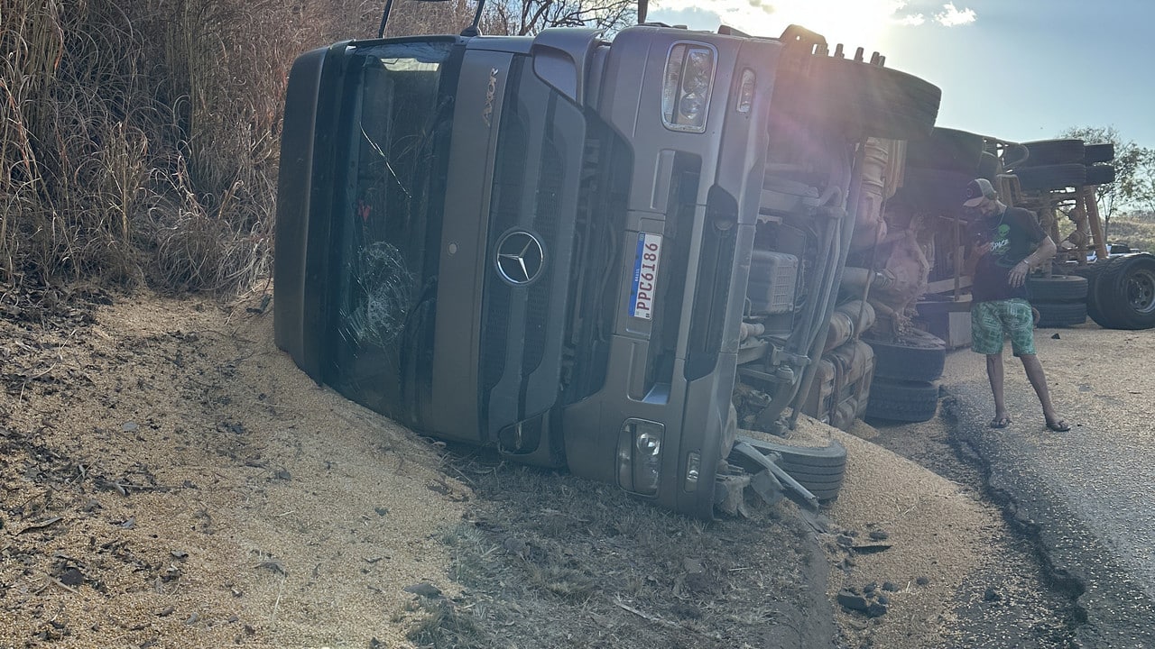 Carreta com 32 toneladas de milho tomba na Serra da COENGE e carga é saqueada em Joao Pinheiro
