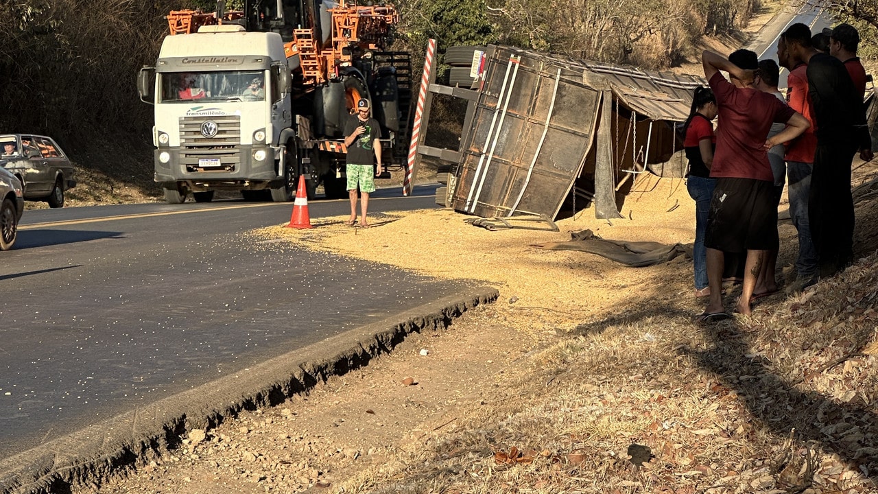 Carreta com 32 toneladas de milho tomba na Serra da COENGE e carga é saqueada em Joao Pinheiro