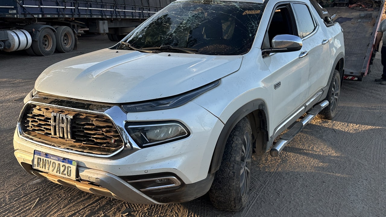 Após sair de pista e bater o carro, motorista sai correndo pela BR-040 em João Pinheiro