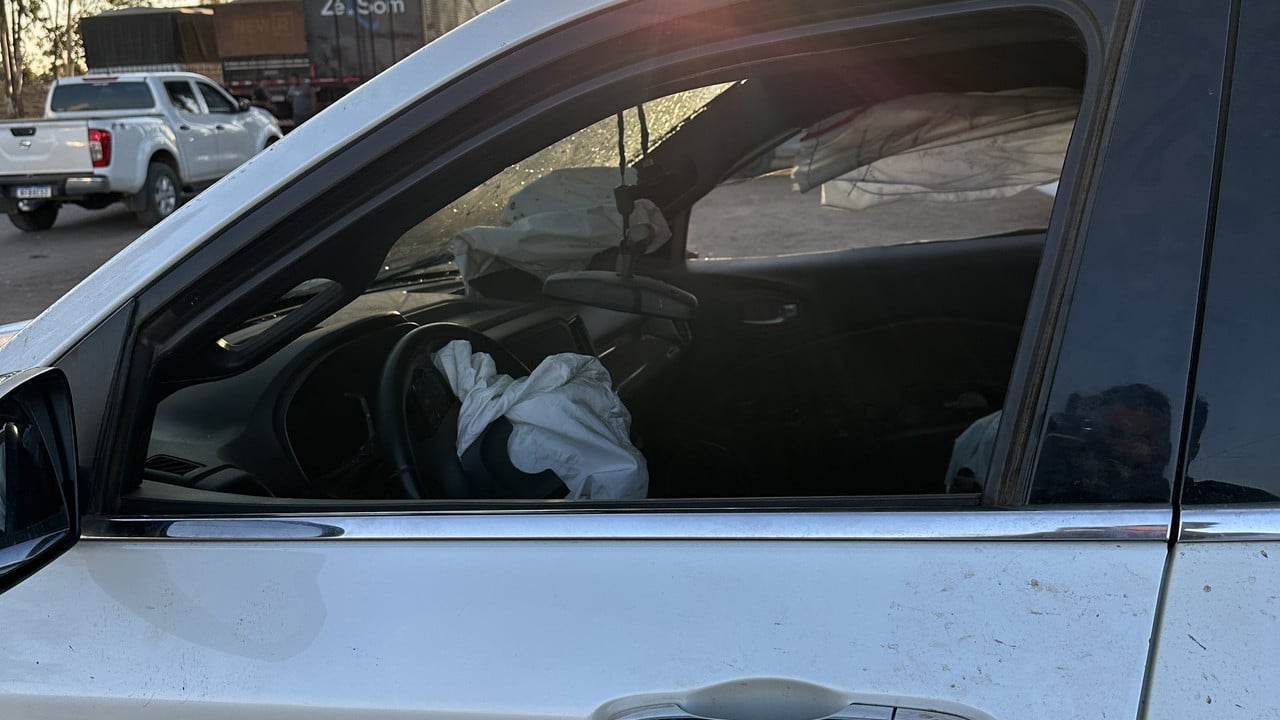 Após sair de pista e bater o carro, motorista sai correndo pela BR-040 em João Pinheiro