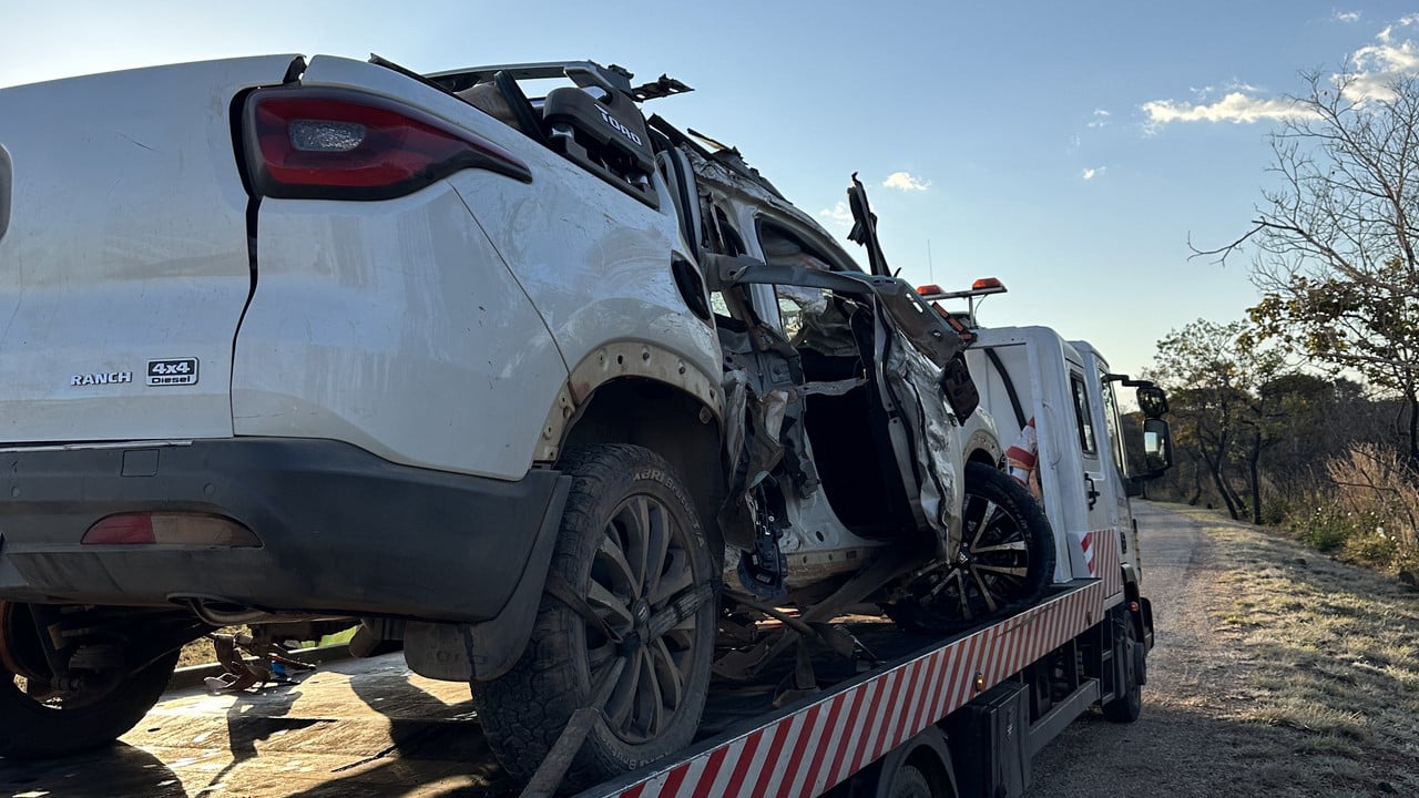 Após sair de pista e bater o carro, motorista sai correndo pela BR-040 em João Pinheiro